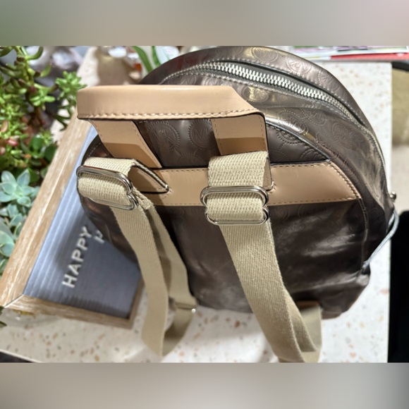 MICHAEL KORS JET SET BACKPACK
PALE GOLD MONOGRAM - Picture 13 of 17